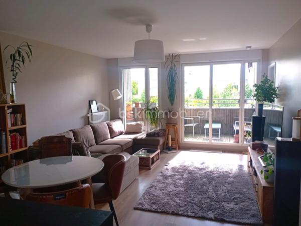 Situé au premier étage dans une résidence de standing construite en 2023, ce superbe appartement 5 pièces de 95.50 m2  séduit par ses volumes généreux, sa luminosité exceptionnelle et son environnement privilégié.

Très lumineux grâce à sa triple exposition, il se compose d'un vaste séjour avec cuisine ouverte entièrement aménagée et équipée de plus de 31 m2, exposé plein Ouest. L'espace nuit comprend 4 chambres dont une suite parentale avec salle d'eau privative, une salle de bains avec WC , un deuxième WC indépendant et de nombreux rangements.

Vous profiterez également de deux loggias totalisant près de 20 m2, idéales pour prolonger les espaces de vie.

L'appartement bénéficie d'un environnement calme et verdoyant, donnant sur une allée piétonne arborée et à proximité immédiate du parc du Génitoy. Commerces, écoles, équipement sportifs, future piscine, RER A et accès A4 sont accessibles rapidement.

Les + du bien:
-Résidence récente de 2023 ( DPE B , basse consommation ) 
-Triple exposition
-Séjour plein ouest
-Suite parentale
-Cuisine équipé de qualité
-Nombreux rangements
-Deux loggias ( 19.43 m2)
-Chauffage collective par chaufferie Biomasse
-Deux places de parking en sous-sol sécurisé
-Aucun travaux à prévoir

Un appartement clé en main, idéal pour une famille recherchant confort, modernité et qualité de vie;
A découvrir sans tarder!