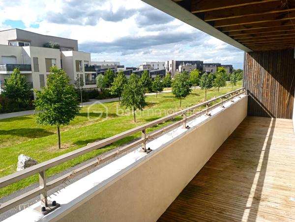 Situé au premier étage dans une résidence de standing construite en 2023, ce superbe appartement 5 pièces de 95.50 m2  séduit par ses volumes généreux, sa luminosité exceptionnelle et son environnement privilégié.

Très lumineux grâce à sa triple exposition, il se compose d'un vaste séjour avec cuisine ouverte entièrement aménagée et équipée de plus de 31 m2, exposé plein Ouest. L'espace nuit comprend 4 chambres dont une suite parentale avec salle d'eau privative, une salle de bains avec WC , un deuxième WC indépendant et de nombreux rangements.

Vous profiterez également de deux loggias totalisant près de 20 m2, idéales pour prolonger les espaces de vie.

L'appartement bénéficie d'un environnement calme et verdoyant, donnant sur une allée piétonne arborée et à proximité immédiate du parc du Génitoy. Commerces, écoles, équipement sportifs, future piscine, RER A et accès A4 sont accessibles rapidement.

Les + du bien:
-Résidence récente de 2023 ( DPE B , basse consommation ) 
-Triple exposition
-Séjour plein ouest
-Suite parentale
-Cuisine équipé de qualité
-Nombreux rangements
-Deux loggias ( 19.43 m2)
-Chauffage collective par chaufferie Biomasse
-Deux places de parking en sous-sol sécurisé
-Aucun travaux à prévoir

Un appartement clé en main, idéal pour une famille recherchant confort, modernité et qualité de vie;
A découvrir sans tarder!