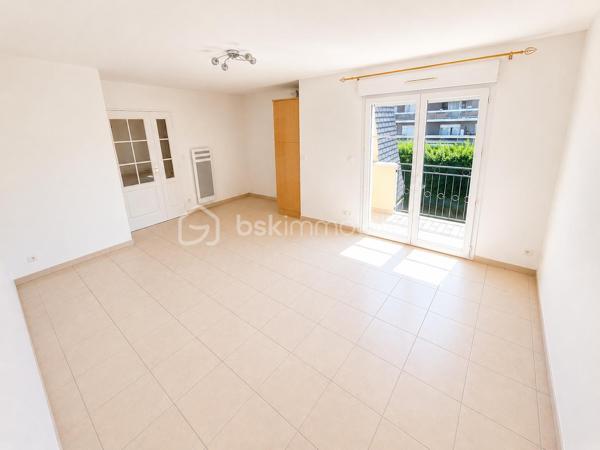 ✨ LIVRY-GARGAN – QUARTIER DANTON–VAUBAN – APPARTEMENT 2 PIÈCES – 41,06 m² – DERNIER ÉTAGE – ASCENSEUR – BOX PRIVATIF – BALCON PLEIN OUEST – RÉSIDENCE DE STANDING ✨
Un véritable coup de cœur au sein d'une résidence de standing !

Vous recherchez un appartement lumineux, parfaitement entretenu, situé au dernier étage d'une résidence récente avec ascenseur, balcon et box privatif ? Ce bien réunit tous les critères les plus recherchés et saura vous séduire dès la première visite.

Idéalement situé dans le quartier recherché Danton–Vauban à Livry-Gargan, au 3ᵉ et dernier étage avec ascenseur d'une résidence de standing construite en 2000, parfaitement entretenue et sécurisée, ce superbe appartement 2 pièces de 41,06 m² Loi Carrez offre un cadre de vie privilégié, alliant confort, luminosité et fonctionnalité.

Le quartier Danton–Vauban est particulièrement apprécié pour son environnement résidentiel calme, sa qualité de vie et sa proximité immédiate des écoles, commerces, transports, services et espaces verts, permettant de profiter d'un quotidien agréable tout en restant proche de tout.

Un espace de vie lumineux et convivial

Dès l'entrée, vous serez accueilli par un hall disposant d'un grand placard de rangement, idéal pour optimiser votre espace.

Vous découvrirez ensuite une superbe pièce de vie de près de 23 m², baignée de lumière grâce à sa magnifique exposition plein Ouest. Le séjour, ouvert sur une cuisine aménagée et équipée, crée un espace chaleureux, moderne et convivial, parfait pour recevoir famille et amis ou simplement profiter d'un quotidien confortable.

Le balcon, véritable prolongement du séjour, vous permettra de prendre vos repas en extérieur, de profiter du soleil jusqu'en fin de journée ou simplement de vous détendre dans un environnement calme.

Un espace nuit confortable

La chambre, parfaitement agencée, dispose d'un placard intégré, offrant un espace de rangement appréciable.

L'appartement comprend également :

Une salle d'eau fonctionnelle.
Des toilettes indépendantes.
Une distribution optimisée, sans perte d'espace.
Des prestations qui font la différence

L'appartement est en parfait état général et bénéficie de nombreux équipements recherchés.

Les prestations :

✅ Résidence de standing construite en 2000
✅ Résidence sécurisée avec visiophone et doubles portes d'accès sécurisées
✅ 3ᵉ et dernier étage avec ascenseur
✅ Appartement parfaitement entretenu
✅ Séjour / cuisine d'environ 23 m²
✅ Exposition plein Ouest
✅ Balcon
✅ Cuisine aménagée et équipée
✅ Volets roulants électriques sur l'ensemble des fenêtres
✅ Placard dans l'entrée
✅ Placard dans la chambre
✅ Chauffage électrique individuel
✅ Fibre optique
✅ Box privatif fermé

Un box privatif particulièrement soigné

Le bien est vendu avec un box fermé privatif, entièrement peint au sol et sur les murs, équipé d'un éclairage, offrant un espace particulièrement propre, sécurisé et idéal pour stationner votre véhicule tout en conservant une capacité de stockage supplémentaire.

Informations complémentaires
Surface Loi Carrez : 41,06 m²
Résidence construite en 2000
Charges de copropriété : 91 € / mois
DPE : C (159 kWh/m²/an)
GES : B (6 kg CO₂/m²/an)

Prix de vente : à compléter
Taxe foncière : à compléter

Pourquoi cet appartement est-il une véritable opportunité ?

Ce bien réunit aujourd'hui les critères les plus recherchés par les acquéreurs :

✔ Quartier recherché Danton–Vauban
✔ Résidence de standing récente et sécurisée
✔ 3ᵉ et dernier étage avec ascenseur
✔ Appartement très lumineux grâce à son exposition plein Ouest
✔ Belle pièce de vie d'environ 23 m²
✔ Cuisine aménagée et équipée
✔ Balcon idéalement exposé
✔ Chambre avec placard intégré
✔ Placard dans l'entrée
✔ Volets roulants électriques
✔ Fibre optique
✔ Chauffage individuel électrique
✔ Box fermé, peint et éclairé
✔ Excellent état général
✔ Faibles charges de copropriété (91 €/mois)
✔ Très bonne performance énergétique (DPE C)

Un bien où il ne vous restera plus qu'à poser vos valises

Que vous soyez primo-accédant, jeune actif, investisseur ou à la recherche d'un appartement confortable dans une résidence de qualité, ce bien représente une excellente opportunité.

Sa luminosité, son agencement optimisé, son excellent état d'entretien, son box privatif et son emplacement recherché en font un appartement particulièrement attractif sur le marché de Livry-Gargan.

Une visite s'impose !

Les appartements offrant un tel niveau de prestations sont peu fréquents sur le secteur.

N'attendez plus pour venir découvrir ce bien. Contactez-moi dès aujourd'hui afin d'organiser votre visite. Un coup de cœur est possible dès les premières minutes.

Julien Monteleone
Manager – BSK Immobilier

📞 07 71 32 69 50