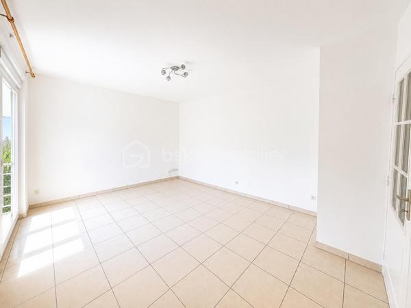 ✨ LIVRY-GARGAN – QUARTIER DANTON–VAUBAN – APPARTEMENT 2 PIÈCES – 41,06 m² – DERNIER ÉTAGE – ASCENSEUR – BOX PRIVATIF – BALCON PLEIN OUEST – RÉSIDENCE DE STANDING ✨
Un véritable coup de cœur au sein d'une résidence de standing !

Vous recherchez un appartement lumineux, parfaitement entretenu, situé au dernier étage d'une résidence récente avec ascenseur, balcon et box privatif ? Ce bien réunit tous les critères les plus recherchés et saura vous séduire dès la première visite.

Idéalement situé dans le quartier recherché Danton–Vauban à Livry-Gargan, au 3ᵉ et dernier étage avec ascenseur d'une résidence de standing construite en 2000, parfaitement entretenue et sécurisée, ce superbe appartement 2 pièces de 41,06 m² Loi Carrez offre un cadre de vie privilégié, alliant confort, luminosité et fonctionnalité.

Le quartier Danton–Vauban est particulièrement apprécié pour son environnement résidentiel calme, sa qualité de vie et sa proximité immédiate des écoles, commerces, transports, services et espaces verts, permettant de profiter d'un quotidien agréable tout en restant proche de tout.

Un espace de vie lumineux et convivial

Dès l'entrée, vous serez accueilli par un hall disposant d'un grand placard de rangement, idéal pour optimiser votre espace.

Vous découvrirez ensuite une superbe pièce de vie de près de 23 m², baignée de lumière grâce à sa magnifique exposition plein Ouest. Le séjour, ouvert sur une cuisine aménagée et équipée, crée un espace chaleureux, moderne et convivial, parfait pour recevoir famille et amis ou simplement profiter d'un quotidien confortable.

Le balcon, véritable prolongement du séjour, vous permettra de prendre vos repas en extérieur, de profiter du soleil jusqu'en fin de journée ou simplement de vous détendre dans un environnement calme.

Un espace nuit confortable

La chambre, parfaitement agencée, dispose d'un placard intégré, offrant un espace de rangement appréciable.

L'appartement comprend également :

Une salle d'eau fonctionnelle.
Des toilettes indépendantes.
Une distribution optimisée, sans perte d'espace.
Des prestations qui font la différence

L'appartement est en parfait état général et bénéficie de nombreux équipements recherchés.

Les prestations :

✅ Résidence de standing construite en 2000
✅ Résidence sécurisée avec visiophone et doubles portes d'accès sécurisées
✅ 3ᵉ et dernier étage avec ascenseur
✅ Appartement parfaitement entretenu
✅ Séjour / cuisine d'environ 23 m²
✅ Exposition plein Ouest
✅ Balcon
✅ Cuisine aménagée et équipée
✅ Volets roulants électriques sur l'ensemble des fenêtres
✅ Placard dans l'entrée
✅ Placard dans la chambre
✅ Chauffage électrique individuel
✅ Fibre optique
✅ Box privatif fermé

Un box privatif particulièrement soigné

Le bien est vendu avec un box fermé privatif, entièrement peint au sol et sur les murs, équipé d'un éclairage, offrant un espace particulièrement propre, sécurisé et idéal pour stationner votre véhicule tout en conservant une capacité de stockage supplémentaire.

Informations complémentaires
Surface Loi Carrez : 41,06 m²
Résidence construite en 2000
Charges de copropriété : 91 € / mois
DPE : C (159 kWh/m²/an)
GES : B (6 kg CO₂/m²/an)

Prix de vente : à compléter
Taxe foncière : à compléter

Pourquoi cet appartement est-il une véritable opportunité ?

Ce bien réunit aujourd'hui les critères les plus recherchés par les acquéreurs :

✔ Quartier recherché Danton–Vauban
✔ Résidence de standing récente et sécurisée
✔ 3ᵉ et dernier étage avec ascenseur
✔ Appartement très lumineux grâce à son exposition plein Ouest
✔ Belle pièce de vie d'environ 23 m²
✔ Cuisine aménagée et équipée
✔ Balcon idéalement exposé
✔ Chambre avec placard intégré
✔ Placard dans l'entrée
✔ Volets roulants électriques
✔ Fibre optique
✔ Chauffage individuel électrique
✔ Box fermé, peint et éclairé
✔ Excellent état général
✔ Faibles charges de copropriété (91 €/mois)
✔ Très bonne performance énergétique (DPE C)

Un bien où il ne vous restera plus qu'à poser vos valises

Que vous soyez primo-accédant, jeune actif, investisseur ou à la recherche d'un appartement confortable dans une résidence de qualité, ce bien représente une excellente opportunité.

Sa luminosité, son agencement optimisé, son excellent état d'entretien, son box privatif et son emplacement recherché en font un appartement particulièrement attractif sur le marché de Livry-Gargan.

Une visite s'impose !

Les appartements offrant un tel niveau de prestations sont peu fréquents sur le secteur.

N'attendez plus pour venir découvrir ce bien. Contactez-moi dès aujourd'hui afin d'organiser votre visite. Un coup de cœur est possible dès les premières minutes.

Julien Monteleone
Manager – BSK Immobilier

📞 07 71 32 69 50