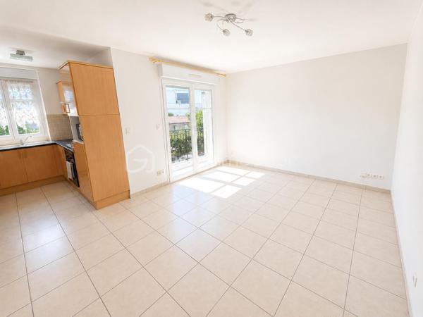 ✨ LIVRY-GARGAN – QUARTIER DANTON–VAUBAN – APPARTEMENT 2 PIÈCES – 41,06 m² – DERNIER ÉTAGE – ASCENSEUR – BOX PRIVATIF – BALCON PLEIN OUEST – RÉSIDENCE DE STANDING ✨
Un véritable coup de cœur au sein d'une résidence de standing !

Vous recherchez un appartement lumineux, parfaitement entretenu, situé au dernier étage d'une résidence récente avec ascenseur, balcon et box privatif ? Ce bien réunit tous les critères les plus recherchés et saura vous séduire dès la première visite.

Idéalement situé dans le quartier recherché Danton–Vauban à Livry-Gargan, au 3ᵉ et dernier étage avec ascenseur d'une résidence de standing construite en 2000, parfaitement entretenue et sécurisée, ce superbe appartement 2 pièces de 41,06 m² Loi Carrez offre un cadre de vie privilégié, alliant confort, luminosité et fonctionnalité.

Le quartier Danton–Vauban est particulièrement apprécié pour son environnement résidentiel calme, sa qualité de vie et sa proximité immédiate des écoles, commerces, transports, services et espaces verts, permettant de profiter d'un quotidien agréable tout en restant proche de tout.

Un espace de vie lumineux et convivial

Dès l'entrée, vous serez accueilli par un hall disposant d'un grand placard de rangement, idéal pour optimiser votre espace.

Vous découvrirez ensuite une superbe pièce de vie de près de 23 m², baignée de lumière grâce à sa magnifique exposition plein Ouest. Le séjour, ouvert sur une cuisine aménagée et équipée, crée un espace chaleureux, moderne et convivial, parfait pour recevoir famille et amis ou simplement profiter d'un quotidien confortable.

Le balcon, véritable prolongement du séjour, vous permettra de prendre vos repas en extérieur, de profiter du soleil jusqu'en fin de journée ou simplement de vous détendre dans un environnement calme.

Un espace nuit confortable

La chambre, parfaitement agencée, dispose d'un placard intégré, offrant un espace de rangement appréciable.

L'appartement comprend également :

Une salle d'eau fonctionnelle.
Des toilettes indépendantes.
Une distribution optimisée, sans perte d'espace.
Des prestations qui font la différence

L'appartement est en parfait état général et bénéficie de nombreux équipements recherchés.

Les prestations :

✅ Résidence de standing construite en 2000
✅ Résidence sécurisée avec visiophone et doubles portes d'accès sécurisées
✅ 3ᵉ et dernier étage avec ascenseur
✅ Appartement parfaitement entretenu
✅ Séjour / cuisine d'environ 23 m²
✅ Exposition plein Ouest
✅ Balcon
✅ Cuisine aménagée et équipée
✅ Volets roulants électriques sur l'ensemble des fenêtres
✅ Placard dans l'entrée
✅ Placard dans la chambre
✅ Chauffage électrique individuel
✅ Fibre optique
✅ Box privatif fermé

Un box privatif particulièrement soigné

Le bien est vendu avec un box fermé privatif, entièrement peint au sol et sur les murs, équipé d'un éclairage, offrant un espace particulièrement propre, sécurisé et idéal pour stationner votre véhicule tout en conservant une capacité de stockage supplémentaire.

Informations complémentaires
Surface Loi Carrez : 41,06 m²
Résidence construite en 2000
Charges de copropriété : 91 € / mois
DPE : C (159 kWh/m²/an)
GES : B (6 kg CO₂/m²/an)

Prix de vente : à compléter
Taxe foncière : à compléter

Pourquoi cet appartement est-il une véritable opportunité ?

Ce bien réunit aujourd'hui les critères les plus recherchés par les acquéreurs :

✔ Quartier recherché Danton–Vauban
✔ Résidence de standing récente et sécurisée
✔ 3ᵉ et dernier étage avec ascenseur
✔ Appartement très lumineux grâce à son exposition plein Ouest
✔ Belle pièce de vie d'environ 23 m²
✔ Cuisine aménagée et équipée
✔ Balcon idéalement exposé
✔ Chambre avec placard intégré
✔ Placard dans l'entrée
✔ Volets roulants électriques
✔ Fibre optique
✔ Chauffage individuel électrique
✔ Box fermé, peint et éclairé
✔ Excellent état général
✔ Faibles charges de copropriété (91 €/mois)
✔ Très bonne performance énergétique (DPE C)

Un bien où il ne vous restera plus qu'à poser vos valises

Que vous soyez primo-accédant, jeune actif, investisseur ou à la recherche d'un appartement confortable dans une résidence de qualité, ce bien représente une excellente opportunité.

Sa luminosité, son agencement optimisé, son excellent état d'entretien, son box privatif et son emplacement recherché en font un appartement particulièrement attractif sur le marché de Livry-Gargan.

Une visite s'impose !

Les appartements offrant un tel niveau de prestations sont peu fréquents sur le secteur.

N'attendez plus pour venir découvrir ce bien. Contactez-moi dès aujourd'hui afin d'organiser votre visite. Un coup de cœur est possible dès les premières minutes.

Julien Monteleone
Manager – BSK Immobilier

📞 07 71 32 69 50