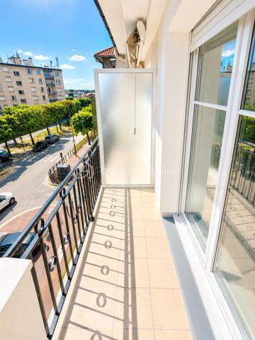 ✨ LIVRY-GARGAN – QUARTIER DANTON–VAUBAN – APPARTEMENT 2 PIÈCES – 41,06 m² – DERNIER ÉTAGE – ASCENSEUR – BOX PRIVATIF – BALCON PLEIN OUEST – RÉSIDENCE DE STANDING ✨
Un véritable coup de cœur au sein d'une résidence de standing !

Vous recherchez un appartement lumineux, parfaitement entretenu, situé au dernier étage d'une résidence récente avec ascenseur, balcon et box privatif ? Ce bien réunit tous les critères les plus recherchés et saura vous séduire dès la première visite.

Idéalement situé dans le quartier recherché Danton–Vauban à Livry-Gargan, au 3ᵉ et dernier étage avec ascenseur d'une résidence de standing construite en 2000, parfaitement entretenue et sécurisée, ce superbe appartement 2 pièces de 41,06 m² Loi Carrez offre un cadre de vie privilégié, alliant confort, luminosité et fonctionnalité.

Le quartier Danton–Vauban est particulièrement apprécié pour son environnement résidentiel calme, sa qualité de vie et sa proximité immédiate des écoles, commerces, transports, services et espaces verts, permettant de profiter d'un quotidien agréable tout en restant proche de tout.

Un espace de vie lumineux et convivial

Dès l'entrée, vous serez accueilli par un hall disposant d'un grand placard de rangement, idéal pour optimiser votre espace.

Vous découvrirez ensuite une superbe pièce de vie de près de 23 m², baignée de lumière grâce à sa magnifique exposition plein Ouest. Le séjour, ouvert sur une cuisine aménagée et équipée, crée un espace chaleureux, moderne et convivial, parfait pour recevoir famille et amis ou simplement profiter d'un quotidien confortable.

Le balcon, véritable prolongement du séjour, vous permettra de prendre vos repas en extérieur, de profiter du soleil jusqu'en fin de journée ou simplement de vous détendre dans un environnement calme.

Un espace nuit confortable

La chambre, parfaitement agencée, dispose d'un placard intégré, offrant un espace de rangement appréciable.

L'appartement comprend également :

Une salle d'eau fonctionnelle.
Des toilettes indépendantes.
Une distribution optimisée, sans perte d'espace.
Des prestations qui font la différence

L'appartement est en parfait état général et bénéficie de nombreux équipements recherchés.

Les prestations :

✅ Résidence de standing construite en 2000
✅ Résidence sécurisée avec visiophone et doubles portes d'accès sécurisées
✅ 3ᵉ et dernier étage avec ascenseur
✅ Appartement parfaitement entretenu
✅ Séjour / cuisine d'environ 23 m²
✅ Exposition plein Ouest
✅ Balcon
✅ Cuisine aménagée et équipée
✅ Volets roulants électriques sur l'ensemble des fenêtres
✅ Placard dans l'entrée
✅ Placard dans la chambre
✅ Chauffage électrique individuel
✅ Fibre optique
✅ Box privatif fermé

Un box privatif particulièrement soigné

Le bien est vendu avec un box fermé privatif, entièrement peint au sol et sur les murs, équipé d'un éclairage, offrant un espace particulièrement propre, sécurisé et idéal pour stationner votre véhicule tout en conservant une capacité de stockage supplémentaire.

Informations complémentaires
Surface Loi Carrez : 41,06 m²
Résidence construite en 2000
Charges de copropriété : 91 € / mois
DPE : C (159 kWh/m²/an)
GES : B (6 kg CO₂/m²/an)

Prix de vente : à compléter
Taxe foncière : à compléter

Pourquoi cet appartement est-il une véritable opportunité ?

Ce bien réunit aujourd'hui les critères les plus recherchés par les acquéreurs :

✔ Quartier recherché Danton–Vauban
✔ Résidence de standing récente et sécurisée
✔ 3ᵉ et dernier étage avec ascenseur
✔ Appartement très lumineux grâce à son exposition plein Ouest
✔ Belle pièce de vie d'environ 23 m²
✔ Cuisine aménagée et équipée
✔ Balcon idéalement exposé
✔ Chambre avec placard intégré
✔ Placard dans l'entrée
✔ Volets roulants électriques
✔ Fibre optique
✔ Chauffage individuel électrique
✔ Box fermé, peint et éclairé
✔ Excellent état général
✔ Faibles charges de copropriété (91 €/mois)
✔ Très bonne performance énergétique (DPE C)

Un bien où il ne vous restera plus qu'à poser vos valises

Que vous soyez primo-accédant, jeune actif, investisseur ou à la recherche d'un appartement confortable dans une résidence de qualité, ce bien représente une excellente opportunité.

Sa luminosité, son agencement optimisé, son excellent état d'entretien, son box privatif et son emplacement recherché en font un appartement particulièrement attractif sur le marché de Livry-Gargan.

Une visite s'impose !

Les appartements offrant un tel niveau de prestations sont peu fréquents sur le secteur.

N'attendez plus pour venir découvrir ce bien. Contactez-moi dès aujourd'hui afin d'organiser votre visite. Un coup de cœur est possible dès les premières minutes.

Julien Monteleone
Manager – BSK Immobilier

📞 07 71 32 69 50