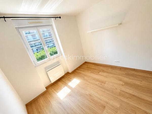 ✨ LIVRY-GARGAN – QUARTIER DANTON–VAUBAN – APPARTEMENT 2 PIÈCES – 41,06 m² – DERNIER ÉTAGE – ASCENSEUR – BOX PRIVATIF – BALCON PLEIN OUEST – RÉSIDENCE DE STANDING ✨
Un véritable coup de cœur au sein d'une résidence de standing !

Vous recherchez un appartement lumineux, parfaitement entretenu, situé au dernier étage d'une résidence récente avec ascenseur, balcon et box privatif ? Ce bien réunit tous les critères les plus recherchés et saura vous séduire dès la première visite.

Idéalement situé dans le quartier recherché Danton–Vauban à Livry-Gargan, au 3ᵉ et dernier étage avec ascenseur d'une résidence de standing construite en 2000, parfaitement entretenue et sécurisée, ce superbe appartement 2 pièces de 41,06 m² Loi Carrez offre un cadre de vie privilégié, alliant confort, luminosité et fonctionnalité.

Le quartier Danton–Vauban est particulièrement apprécié pour son environnement résidentiel calme, sa qualité de vie et sa proximité immédiate des écoles, commerces, transports, services et espaces verts, permettant de profiter d'un quotidien agréable tout en restant proche de tout.

Un espace de vie lumineux et convivial

Dès l'entrée, vous serez accueilli par un hall disposant d'un grand placard de rangement, idéal pour optimiser votre espace.

Vous découvrirez ensuite une superbe pièce de vie de près de 23 m², baignée de lumière grâce à sa magnifique exposition plein Ouest. Le séjour, ouvert sur une cuisine aménagée et équipée, crée un espace chaleureux, moderne et convivial, parfait pour recevoir famille et amis ou simplement profiter d'un quotidien confortable.

Le balcon, véritable prolongement du séjour, vous permettra de prendre vos repas en extérieur, de profiter du soleil jusqu'en fin de journée ou simplement de vous détendre dans un environnement calme.

Un espace nuit confortable

La chambre, parfaitement agencée, dispose d'un placard intégré, offrant un espace de rangement appréciable.

L'appartement comprend également :

Une salle d'eau fonctionnelle.
Des toilettes indépendantes.
Une distribution optimisée, sans perte d'espace.
Des prestations qui font la différence

L'appartement est en parfait état général et bénéficie de nombreux équipements recherchés.

Les prestations :

✅ Résidence de standing construite en 2000
✅ Résidence sécurisée avec visiophone et doubles portes d'accès sécurisées
✅ 3ᵉ et dernier étage avec ascenseur
✅ Appartement parfaitement entretenu
✅ Séjour / cuisine d'environ 23 m²
✅ Exposition plein Ouest
✅ Balcon
✅ Cuisine aménagée et équipée
✅ Volets roulants électriques sur l'ensemble des fenêtres
✅ Placard dans l'entrée
✅ Placard dans la chambre
✅ Chauffage électrique individuel
✅ Fibre optique
✅ Box privatif fermé

Un box privatif particulièrement soigné

Le bien est vendu avec un box fermé privatif, entièrement peint au sol et sur les murs, équipé d'un éclairage, offrant un espace particulièrement propre, sécurisé et idéal pour stationner votre véhicule tout en conservant une capacité de stockage supplémentaire.

Informations complémentaires
Surface Loi Carrez : 41,06 m²
Résidence construite en 2000
Charges de copropriété : 91 € / mois
DPE : C (159 kWh/m²/an)
GES : B (6 kg CO₂/m²/an)

Prix de vente : à compléter
Taxe foncière : à compléter

Pourquoi cet appartement est-il une véritable opportunité ?

Ce bien réunit aujourd'hui les critères les plus recherchés par les acquéreurs :

✔ Quartier recherché Danton–Vauban
✔ Résidence de standing récente et sécurisée
✔ 3ᵉ et dernier étage avec ascenseur
✔ Appartement très lumineux grâce à son exposition plein Ouest
✔ Belle pièce de vie d'environ 23 m²
✔ Cuisine aménagée et équipée
✔ Balcon idéalement exposé
✔ Chambre avec placard intégré
✔ Placard dans l'entrée
✔ Volets roulants électriques
✔ Fibre optique
✔ Chauffage individuel électrique
✔ Box fermé, peint et éclairé
✔ Excellent état général
✔ Faibles charges de copropriété (91 €/mois)
✔ Très bonne performance énergétique (DPE C)

Un bien où il ne vous restera plus qu'à poser vos valises

Que vous soyez primo-accédant, jeune actif, investisseur ou à la recherche d'un appartement confortable dans une résidence de qualité, ce bien représente une excellente opportunité.

Sa luminosité, son agencement optimisé, son excellent état d'entretien, son box privatif et son emplacement recherché en font un appartement particulièrement attractif sur le marché de Livry-Gargan.

Une visite s'impose !

Les appartements offrant un tel niveau de prestations sont peu fréquents sur le secteur.

N'attendez plus pour venir découvrir ce bien. Contactez-moi dès aujourd'hui afin d'organiser votre visite. Un coup de cœur est possible dès les premières minutes.

Julien Monteleone
Manager – BSK Immobilier

📞 07 71 32 69 50