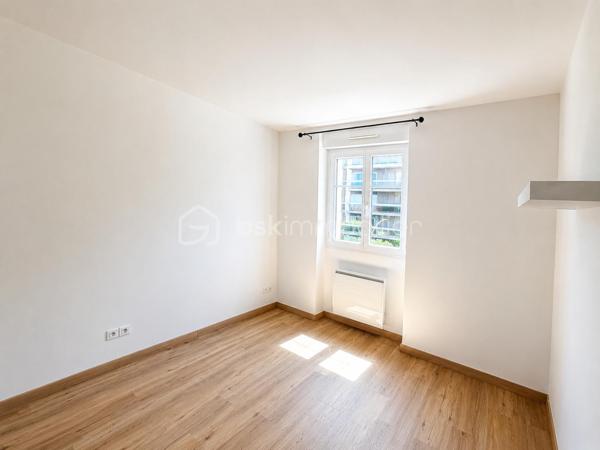 ✨ LIVRY-GARGAN – QUARTIER DANTON–VAUBAN – APPARTEMENT 2 PIÈCES – 41,06 m² – DERNIER ÉTAGE – ASCENSEUR – BOX PRIVATIF – BALCON PLEIN OUEST – RÉSIDENCE DE STANDING ✨
Un véritable coup de cœur au sein d'une résidence de standing !

Vous recherchez un appartement lumineux, parfaitement entretenu, situé au dernier étage d'une résidence récente avec ascenseur, balcon et box privatif ? Ce bien réunit tous les critères les plus recherchés et saura vous séduire dès la première visite.

Idéalement situé dans le quartier recherché Danton–Vauban à Livry-Gargan, au 3ᵉ et dernier étage avec ascenseur d'une résidence de standing construite en 2000, parfaitement entretenue et sécurisée, ce superbe appartement 2 pièces de 41,06 m² Loi Carrez offre un cadre de vie privilégié, alliant confort, luminosité et fonctionnalité.

Le quartier Danton–Vauban est particulièrement apprécié pour son environnement résidentiel calme, sa qualité de vie et sa proximité immédiate des écoles, commerces, transports, services et espaces verts, permettant de profiter d'un quotidien agréable tout en restant proche de tout.

Un espace de vie lumineux et convivial

Dès l'entrée, vous serez accueilli par un hall disposant d'un grand placard de rangement, idéal pour optimiser votre espace.

Vous découvrirez ensuite une superbe pièce de vie de près de 23 m², baignée de lumière grâce à sa magnifique exposition plein Ouest. Le séjour, ouvert sur une cuisine aménagée et équipée, crée un espace chaleureux, moderne et convivial, parfait pour recevoir famille et amis ou simplement profiter d'un quotidien confortable.

Le balcon, véritable prolongement du séjour, vous permettra de prendre vos repas en extérieur, de profiter du soleil jusqu'en fin de journée ou simplement de vous détendre dans un environnement calme.

Un espace nuit confortable

La chambre, parfaitement agencée, dispose d'un placard intégré, offrant un espace de rangement appréciable.

L'appartement comprend également :

Une salle d'eau fonctionnelle.
Des toilettes indépendantes.
Une distribution optimisée, sans perte d'espace.
Des prestations qui font la différence

L'appartement est en parfait état général et bénéficie de nombreux équipements recherchés.

Les prestations :

✅ Résidence de standing construite en 2000
✅ Résidence sécurisée avec visiophone et doubles portes d'accès sécurisées
✅ 3ᵉ et dernier étage avec ascenseur
✅ Appartement parfaitement entretenu
✅ Séjour / cuisine d'environ 23 m²
✅ Exposition plein Ouest
✅ Balcon
✅ Cuisine aménagée et équipée
✅ Volets roulants électriques sur l'ensemble des fenêtres
✅ Placard dans l'entrée
✅ Placard dans la chambre
✅ Chauffage électrique individuel
✅ Fibre optique
✅ Box privatif fermé

Un box privatif particulièrement soigné

Le bien est vendu avec un box fermé privatif, entièrement peint au sol et sur les murs, équipé d'un éclairage, offrant un espace particulièrement propre, sécurisé et idéal pour stationner votre véhicule tout en conservant une capacité de stockage supplémentaire.

Informations complémentaires
Surface Loi Carrez : 41,06 m²
Résidence construite en 2000
Charges de copropriété : 91 € / mois
DPE : C (159 kWh/m²/an)
GES : B (6 kg CO₂/m²/an)

Prix de vente : à compléter
Taxe foncière : à compléter

Pourquoi cet appartement est-il une véritable opportunité ?

Ce bien réunit aujourd'hui les critères les plus recherchés par les acquéreurs :

✔ Quartier recherché Danton–Vauban
✔ Résidence de standing récente et sécurisée
✔ 3ᵉ et dernier étage avec ascenseur
✔ Appartement très lumineux grâce à son exposition plein Ouest
✔ Belle pièce de vie d'environ 23 m²
✔ Cuisine aménagée et équipée
✔ Balcon idéalement exposé
✔ Chambre avec placard intégré
✔ Placard dans l'entrée
✔ Volets roulants électriques
✔ Fibre optique
✔ Chauffage individuel électrique
✔ Box fermé, peint et éclairé
✔ Excellent état général
✔ Faibles charges de copropriété (91 €/mois)
✔ Très bonne performance énergétique (DPE C)

Un bien où il ne vous restera plus qu'à poser vos valises

Que vous soyez primo-accédant, jeune actif, investisseur ou à la recherche d'un appartement confortable dans une résidence de qualité, ce bien représente une excellente opportunité.

Sa luminosité, son agencement optimisé, son excellent état d'entretien, son box privatif et son emplacement recherché en font un appartement particulièrement attractif sur le marché de Livry-Gargan.

Une visite s'impose !

Les appartements offrant un tel niveau de prestations sont peu fréquents sur le secteur.

N'attendez plus pour venir découvrir ce bien. Contactez-moi dès aujourd'hui afin d'organiser votre visite. Un coup de cœur est possible dès les premières minutes.

Julien Monteleone
Manager – BSK Immobilier

📞 07 71 32 69 50