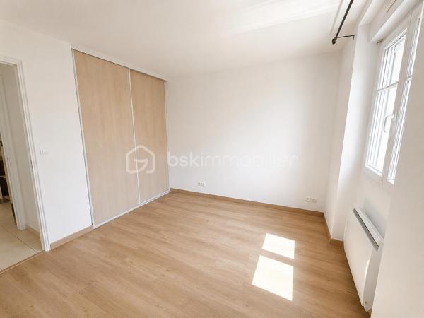 ✨ LIVRY-GARGAN – QUARTIER DANTON–VAUBAN – APPARTEMENT 2 PIÈCES – 41,06 m² – DERNIER ÉTAGE – ASCENSEUR – BOX PRIVATIF – BALCON PLEIN OUEST – RÉSIDENCE DE STANDING ✨
Un véritable coup de cœur au sein d'une résidence de standing !

Vous recherchez un appartement lumineux, parfaitement entretenu, situé au dernier étage d'une résidence récente avec ascenseur, balcon et box privatif ? Ce bien réunit tous les critères les plus recherchés et saura vous séduire dès la première visite.

Idéalement situé dans le quartier recherché Danton–Vauban à Livry-Gargan, au 3ᵉ et dernier étage avec ascenseur d'une résidence de standing construite en 2000, parfaitement entretenue et sécurisée, ce superbe appartement 2 pièces de 41,06 m² Loi Carrez offre un cadre de vie privilégié, alliant confort, luminosité et fonctionnalité.

Le quartier Danton–Vauban est particulièrement apprécié pour son environnement résidentiel calme, sa qualité de vie et sa proximité immédiate des écoles, commerces, transports, services et espaces verts, permettant de profiter d'un quotidien agréable tout en restant proche de tout.

Un espace de vie lumineux et convivial

Dès l'entrée, vous serez accueilli par un hall disposant d'un grand placard de rangement, idéal pour optimiser votre espace.

Vous découvrirez ensuite une superbe pièce de vie de près de 23 m², baignée de lumière grâce à sa magnifique exposition plein Ouest. Le séjour, ouvert sur une cuisine aménagée et équipée, crée un espace chaleureux, moderne et convivial, parfait pour recevoir famille et amis ou simplement profiter d'un quotidien confortable.

Le balcon, véritable prolongement du séjour, vous permettra de prendre vos repas en extérieur, de profiter du soleil jusqu'en fin de journée ou simplement de vous détendre dans un environnement calme.

Un espace nuit confortable

La chambre, parfaitement agencée, dispose d'un placard intégré, offrant un espace de rangement appréciable.

L'appartement comprend également :

Une salle d'eau fonctionnelle.
Des toilettes indépendantes.
Une distribution optimisée, sans perte d'espace.
Des prestations qui font la différence

L'appartement est en parfait état général et bénéficie de nombreux équipements recherchés.

Les prestations :

✅ Résidence de standing construite en 2000
✅ Résidence sécurisée avec visiophone et doubles portes d'accès sécurisées
✅ 3ᵉ et dernier étage avec ascenseur
✅ Appartement parfaitement entretenu
✅ Séjour / cuisine d'environ 23 m²
✅ Exposition plein Ouest
✅ Balcon
✅ Cuisine aménagée et équipée
✅ Volets roulants électriques sur l'ensemble des fenêtres
✅ Placard dans l'entrée
✅ Placard dans la chambre
✅ Chauffage électrique individuel
✅ Fibre optique
✅ Box privatif fermé

Un box privatif particulièrement soigné

Le bien est vendu avec un box fermé privatif, entièrement peint au sol et sur les murs, équipé d'un éclairage, offrant un espace particulièrement propre, sécurisé et idéal pour stationner votre véhicule tout en conservant une capacité de stockage supplémentaire.

Informations complémentaires
Surface Loi Carrez : 41,06 m²
Résidence construite en 2000
Charges de copropriété : 91 € / mois
DPE : C (159 kWh/m²/an)
GES : B (6 kg CO₂/m²/an)

Prix de vente : à compléter
Taxe foncière : à compléter

Pourquoi cet appartement est-il une véritable opportunité ?

Ce bien réunit aujourd'hui les critères les plus recherchés par les acquéreurs :

✔ Quartier recherché Danton–Vauban
✔ Résidence de standing récente et sécurisée
✔ 3ᵉ et dernier étage avec ascenseur
✔ Appartement très lumineux grâce à son exposition plein Ouest
✔ Belle pièce de vie d'environ 23 m²
✔ Cuisine aménagée et équipée
✔ Balcon idéalement exposé
✔ Chambre avec placard intégré
✔ Placard dans l'entrée
✔ Volets roulants électriques
✔ Fibre optique
✔ Chauffage individuel électrique
✔ Box fermé, peint et éclairé
✔ Excellent état général
✔ Faibles charges de copropriété (91 €/mois)
✔ Très bonne performance énergétique (DPE C)

Un bien où il ne vous restera plus qu'à poser vos valises

Que vous soyez primo-accédant, jeune actif, investisseur ou à la recherche d'un appartement confortable dans une résidence de qualité, ce bien représente une excellente opportunité.

Sa luminosité, son agencement optimisé, son excellent état d'entretien, son box privatif et son emplacement recherché en font un appartement particulièrement attractif sur le marché de Livry-Gargan.

Une visite s'impose !

Les appartements offrant un tel niveau de prestations sont peu fréquents sur le secteur.

N'attendez plus pour venir découvrir ce bien. Contactez-moi dès aujourd'hui afin d'organiser votre visite. Un coup de cœur est possible dès les premières minutes.

Julien Monteleone
Manager – BSK Immobilier

📞 07 71 32 69 50