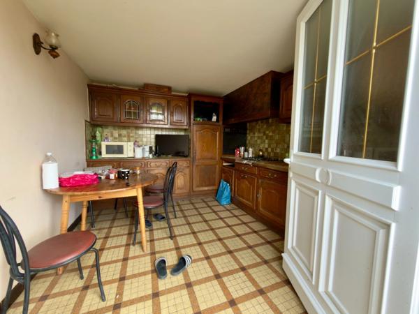 LES ROSIERS SUR LOIRE, Maison en pierre à rénover de 84m²/120m² développables avec dépendances et jardin.