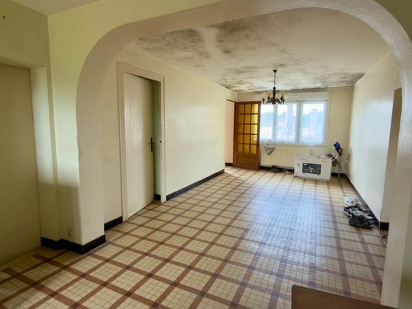 LES ROSIERS SUR LOIRE, Maison en pierre à rénover de 84m²/120m² développables avec dépendances et jardin.