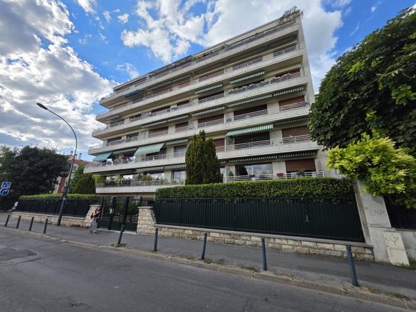 Appartement
         4 pièces
        - 78 m² Exclusivité 575 000 € *
