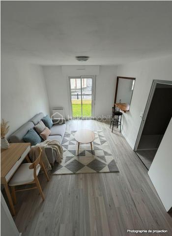 Un bien entièrement rénové, idéalement situé dans un secteur dynamique de Rennes, à seulement 2 minutes de la rocade et 5 minutes du centre-ville, tout en bénéficiant d’une proximité immédiate avec les universités (300 m de Rennes 2), les commerces et les transports en commun. 

Situé au rez-de-chaussée d’une résidence de 1985, ce studio de 24 m² entièrement rénové en avril 2026 constitue une belle opportunité pour un investissement locatif ou un premier achat.

L’appartement se compose d’une pièce de vie lumineuse avec espace salon, d’une cuisine indépendante, d’une salle de bains ainsi que de WC séparés. Le bien bénéficie d’une exposition Nord-Ouest, de fenêtres en double vitrage et d’un chauffage individuel électrique.

Une cave ainsi qu’une place de stationnement privative viennent compléter ce bien.

Les atouts du bien :
	• Appartement entièrement rénové 
	• Cuisine indépendante
	• WC séparés 
	• Double vitrage neuf en aluminium.
	• Cave 
	• Place de stationnement privative 
	• Proximité immédiate des transports et commerces 
	• Idéal investissement locatif ou premier achat 
	
À noter : un démoussage toiture et ravalement de façade voté en copropriété reste à réaliser pour un montant d’environ 4 000 €, intégralement pris en charge par les propriétaires actuels.

Un bien clé en main dans un secteur recherché de Rennes.

À visiter sans tarder.
Une conseillère disponible 7/7.