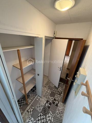 Un bien entièrement rénové, idéalement situé dans un secteur dynamique de Rennes, à seulement 2 minutes de la rocade et 5 minutes du centre-ville, tout en bénéficiant d’une proximité immédiate avec les universités (300 m de Rennes 2), les commerces et les transports en commun. 

Situé au rez-de-chaussée d’une résidence de 1985, ce studio de 24 m² entièrement rénové en avril 2026 constitue une belle opportunité pour un investissement locatif ou un premier achat.

L’appartement se compose d’une pièce de vie lumineuse avec espace salon, d’une cuisine indépendante, d’une salle de bains ainsi que de WC séparés. Le bien bénéficie d’une exposition Nord-Ouest, de fenêtres en double vitrage et d’un chauffage individuel électrique.

Une cave ainsi qu’une place de stationnement privative viennent compléter ce bien.

Les atouts du bien :
	• Appartement entièrement rénové 
	• Cuisine indépendante
	• WC séparés 
	• Double vitrage neuf en aluminium.
	• Cave 
	• Place de stationnement privative 
	• Proximité immédiate des transports et commerces 
	• Idéal investissement locatif ou premier achat 
	
À noter : un démoussage toiture et ravalement de façade voté en copropriété reste à réaliser pour un montant d’environ 4 000 €, intégralement pris en charge par les propriétaires actuels.

Un bien clé en main dans un secteur recherché de Rennes.

À visiter sans tarder.
Une conseillère disponible 7/7.