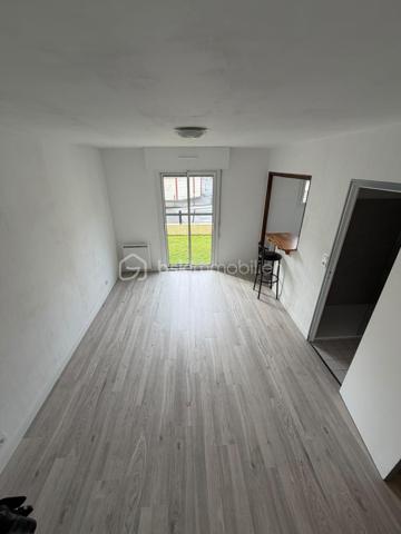 Un bien entièrement rénové, idéalement situé dans un secteur dynamique de Rennes, à seulement 2 minutes de la rocade et 5 minutes du centre-ville, tout en bénéficiant d’une proximité immédiate avec les universités (300 m de Rennes 2), les commerces et les transports en commun. 

Situé au rez-de-chaussée d’une résidence de 1985, ce studio de 24 m² entièrement rénové en avril 2026 constitue une belle opportunité pour un investissement locatif ou un premier achat.

L’appartement se compose d’une pièce de vie lumineuse avec espace salon, d’une cuisine indépendante, d’une salle de bains ainsi que de WC séparés. Le bien bénéficie d’une exposition Nord-Ouest, de fenêtres en double vitrage et d’un chauffage individuel électrique.

Une cave ainsi qu’une place de stationnement privative viennent compléter ce bien.

Les atouts du bien :
	• Appartement entièrement rénové 
	• Cuisine indépendante
	• WC séparés 
	• Double vitrage neuf en aluminium.
	• Cave 
	• Place de stationnement privative 
	• Proximité immédiate des transports et commerces 
	• Idéal investissement locatif ou premier achat 
	
À noter : un démoussage toiture et ravalement de façade voté en copropriété reste à réaliser pour un montant d’environ 4 000 €, intégralement pris en charge par les propriétaires actuels.

Un bien clé en main dans un secteur recherché de Rennes.

À visiter sans tarder.
Une conseillère disponible 7/7.