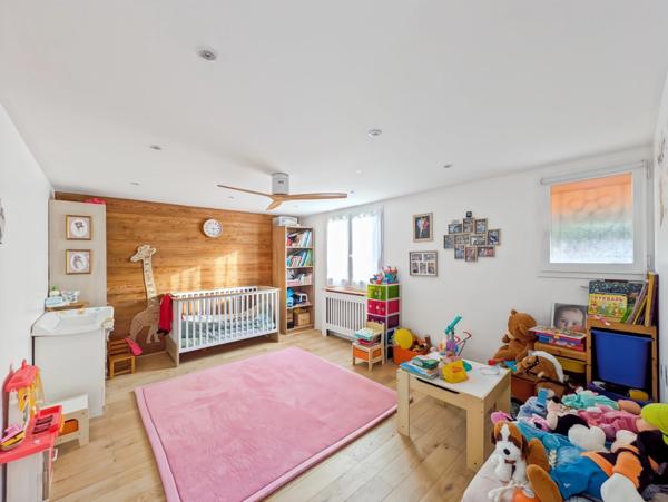 Chalet rénové à vendre, 5 pièces, EVIAN LES BAINS (74) au calme avec piscine, face au lac Léman