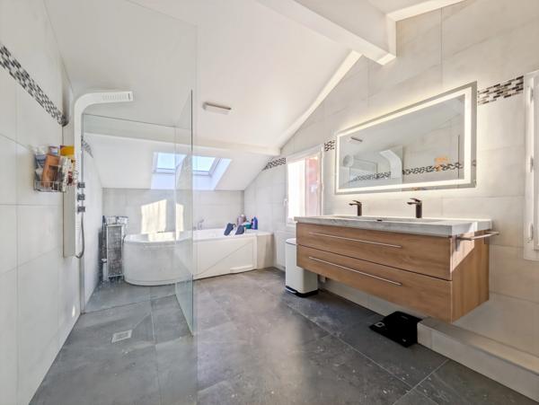 Chalet rénové à vendre, 5 pièces, EVIAN LES BAINS (74) au calme avec piscine, face au lac Léman