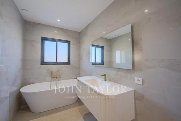 Villa entièrement rénovée proche de Valbonne