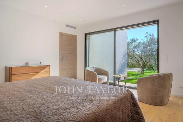 Villa entièrement rénovée proche de Valbonne