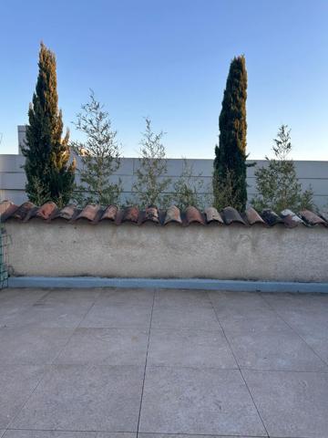 Appartement rénové avec toit-terrasse T2 situé dans la commune de Cabries