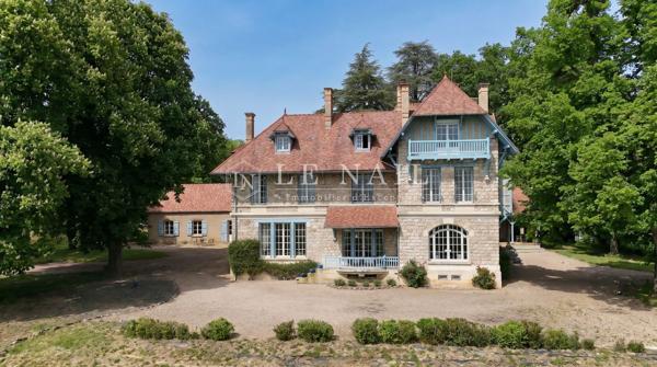 Elégante propriété de caractère avec vue dominante, gîte indépendant et piscine, en Saône-et-Loire