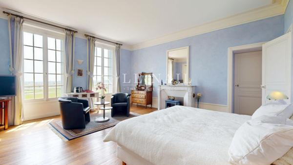 Elégante propriété de caractère avec vue dominante, gîte indépendant et piscine, en Saône-et-Loire