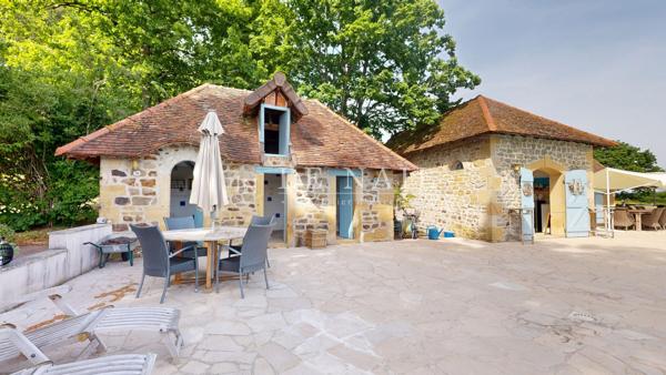 Elégante propriété de caractère avec vue dominante, gîte indépendant et piscine, en Saône-et-Loire