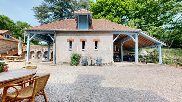 Elégante propriété de caractère avec vue dominante, gîte indépendant et piscine, en Saône-et-Loire