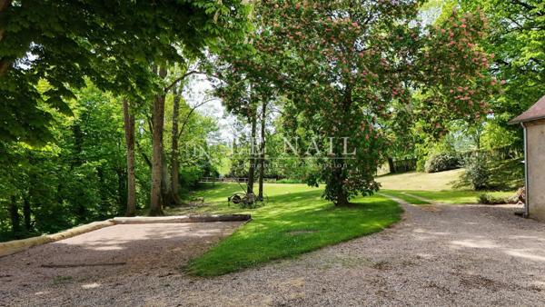 Elégante propriété de caractère avec vue dominante, gîte indépendant et piscine, en Saône-et-Loire