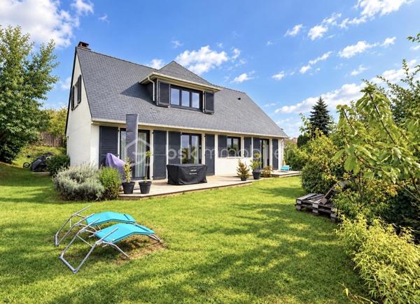 Découvrez cette belle maison de famille aux volumes généreux,pensée pour partager, recevoir et profiter pleinement de chaque instant ! En plein centre ville de montivilliers avec toutes les commodités . Des l entrée vous serez séduit par ses espaces de vie conviviaux et sa belle luminosité. La maison propose 5 chambres ( dont deux en bas ) avec sdd  wc et dressing. 1 er étage 3 chambres sdb wc rangements . Le cœur de la maison s articule autour d un séjour salon très chaleureux avec son poêle à bois ,sa cuisine ouverte équipée et aménagée. À l extérieur une grande terrasse en bois exposée plein sud sans vis à vis vous invite à profiter des beaux jours. Son jardin arboré avec vue dégagée. Un sous sol complet ( deux voitures atelier salle de sport ou jeux lingerie) vient compléter l ensemble  . Une maison généreuse et conviviale pour famille à la recherche d espace et confort en plein centre de montivilliers. À découvrir sans tarder ! 💐
