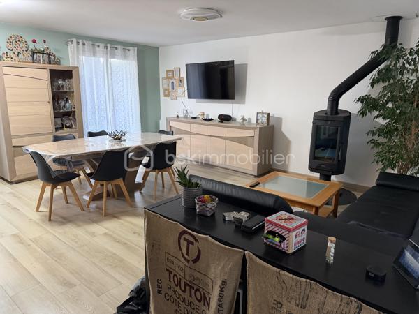 Découvrez cette belle maison de famille aux volumes généreux,pensée pour partager, recevoir et profiter pleinement de chaque instant ! En plein centre ville de montivilliers avec toutes les commodités . Des l entrée vous serez séduit par ses espaces de vie conviviaux et sa belle luminosité. La maison propose 5 chambres ( dont deux en bas ) avec sdd  wc et dressing. 1 er étage 3 chambres sdb wc rangements . Le cœur de la maison s articule autour d un séjour salon très chaleureux avec son poêle à bois ,sa cuisine ouverte équipée et aménagée. À l extérieur une grande terrasse en bois exposée plein sud sans vis à vis vous invite à profiter des beaux jours. Son jardin arboré avec vue dégagée. Un sous sol complet ( deux voitures atelier salle de sport ou jeux lingerie) vient compléter l ensemble  . Une maison généreuse et conviviale pour famille à la recherche d espace et confort en plein centre de montivilliers. À découvrir sans tarder ! 💐