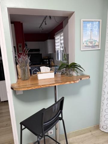 Découvrez cette belle maison de famille aux volumes généreux,pensée pour partager, recevoir et profiter pleinement de chaque instant ! En plein centre ville de montivilliers avec toutes les commodités . Des l entrée vous serez séduit par ses espaces de vie conviviaux et sa belle luminosité. La maison propose 5 chambres ( dont deux en bas ) avec sdd  wc et dressing. 1 er étage 3 chambres sdb wc rangements . Le cœur de la maison s articule autour d un séjour salon très chaleureux avec son poêle à bois ,sa cuisine ouverte équipée et aménagée. À l extérieur une grande terrasse en bois exposée plein sud sans vis à vis vous invite à profiter des beaux jours. Son jardin arboré avec vue dégagée. Un sous sol complet ( deux voitures atelier salle de sport ou jeux lingerie) vient compléter l ensemble  . Une maison généreuse et conviviale pour famille à la recherche d espace et confort en plein centre de montivilliers. À découvrir sans tarder ! 💐