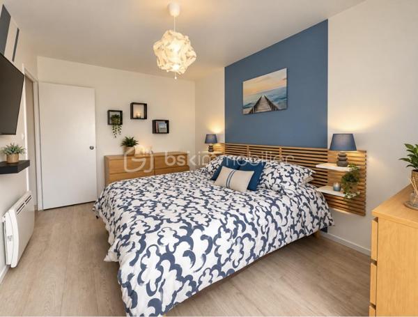 Découvrez cette belle maison de famille aux volumes généreux,pensée pour partager, recevoir et profiter pleinement de chaque instant ! En plein centre ville de montivilliers avec toutes les commodités . Des l entrée vous serez séduit par ses espaces de vie conviviaux et sa belle luminosité. La maison propose 5 chambres ( dont deux en bas ) avec sdd  wc et dressing. 1 er étage 3 chambres sdb wc rangements . Le cœur de la maison s articule autour d un séjour salon très chaleureux avec son poêle à bois ,sa cuisine ouverte équipée et aménagée. À l extérieur une grande terrasse en bois exposée plein sud sans vis à vis vous invite à profiter des beaux jours. Son jardin arboré avec vue dégagée. Un sous sol complet ( deux voitures atelier salle de sport ou jeux lingerie) vient compléter l ensemble  . Une maison généreuse et conviviale pour famille à la recherche d espace et confort en plein centre de montivilliers. À découvrir sans tarder ! 💐