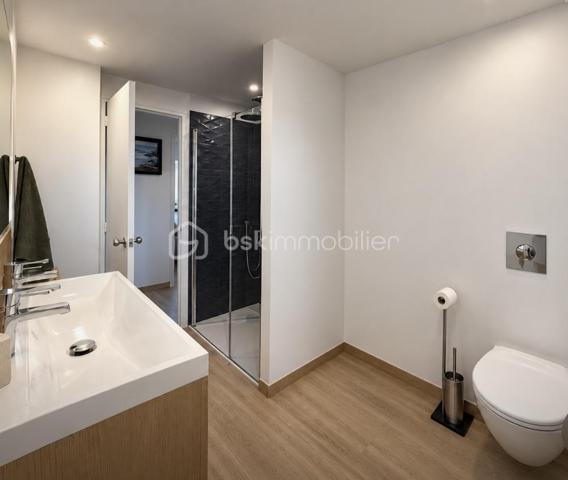 Découvrez cette belle maison de famille aux volumes généreux,pensée pour partager, recevoir et profiter pleinement de chaque instant ! En plein centre ville de montivilliers avec toutes les commodités . Des l entrée vous serez séduit par ses espaces de vie conviviaux et sa belle luminosité. La maison propose 5 chambres ( dont deux en bas ) avec sdd  wc et dressing. 1 er étage 3 chambres sdb wc rangements . Le cœur de la maison s articule autour d un séjour salon très chaleureux avec son poêle à bois ,sa cuisine ouverte équipée et aménagée. À l extérieur une grande terrasse en bois exposée plein sud sans vis à vis vous invite à profiter des beaux jours. Son jardin arboré avec vue dégagée. Un sous sol complet ( deux voitures atelier salle de sport ou jeux lingerie) vient compléter l ensemble  . Une maison généreuse et conviviale pour famille à la recherche d espace et confort en plein centre de montivilliers. À découvrir sans tarder ! 💐