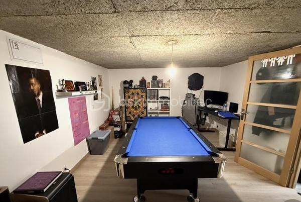 Découvrez cette belle maison de famille aux volumes généreux,pensée pour partager, recevoir et profiter pleinement de chaque instant ! En plein centre ville de montivilliers avec toutes les commodités . Des l entrée vous serez séduit par ses espaces de vie conviviaux et sa belle luminosité. La maison propose 5 chambres ( dont deux en bas ) avec sdd  wc et dressing. 1 er étage 3 chambres sdb wc rangements . Le cœur de la maison s articule autour d un séjour salon très chaleureux avec son poêle à bois ,sa cuisine ouverte équipée et aménagée. À l extérieur une grande terrasse en bois exposée plein sud sans vis à vis vous invite à profiter des beaux jours. Son jardin arboré avec vue dégagée. Un sous sol complet ( deux voitures atelier salle de sport ou jeux lingerie) vient compléter l ensemble  . Une maison généreuse et conviviale pour famille à la recherche d espace et confort en plein centre de montivilliers. À découvrir sans tarder ! 💐