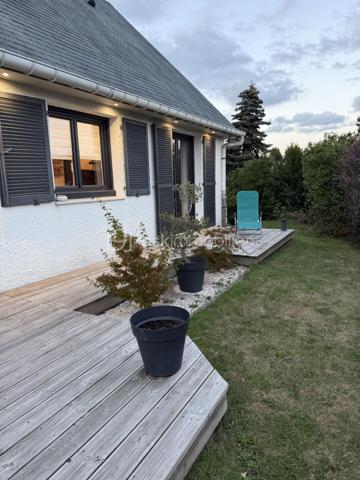 Découvrez cette belle maison de famille aux volumes généreux,pensée pour partager, recevoir et profiter pleinement de chaque instant ! En plein centre ville de montivilliers avec toutes les commodités . Des l entrée vous serez séduit par ses espaces de vie conviviaux et sa belle luminosité. La maison propose 5 chambres ( dont deux en bas ) avec sdd  wc et dressing. 1 er étage 3 chambres sdb wc rangements . Le cœur de la maison s articule autour d un séjour salon très chaleureux avec son poêle à bois ,sa cuisine ouverte équipée et aménagée. À l extérieur une grande terrasse en bois exposée plein sud sans vis à vis vous invite à profiter des beaux jours. Son jardin arboré avec vue dégagée. Un sous sol complet ( deux voitures atelier salle de sport ou jeux lingerie) vient compléter l ensemble  . Une maison généreuse et conviviale pour famille à la recherche d espace et confort en plein centre de montivilliers. À découvrir sans tarder ! 💐