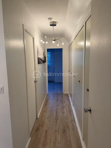 Découvrez cette belle maison de famille aux volumes généreux,pensée pour partager, recevoir et profiter pleinement de chaque instant ! En plein centre ville de montivilliers avec toutes les commodités . Des l entrée vous serez séduit par ses espaces de vie conviviaux et sa belle luminosité. La maison propose 5 chambres ( dont deux en bas ) avec sdd  wc et dressing. 1 er étage 3 chambres sdb wc rangements . Le cœur de la maison s articule autour d un séjour salon très chaleureux avec son poêle à bois ,sa cuisine ouverte équipée et aménagée. À l extérieur une grande terrasse en bois exposée plein sud sans vis à vis vous invite à profiter des beaux jours. Son jardin arboré avec vue dégagée. Un sous sol complet ( deux voitures atelier salle de sport ou jeux lingerie) vient compléter l ensemble  . Une maison généreuse et conviviale pour famille à la recherche d espace et confort en plein centre de montivilliers. À découvrir sans tarder ! 💐