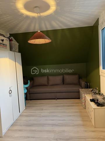 Découvrez cette belle maison de famille aux volumes généreux,pensée pour partager, recevoir et profiter pleinement de chaque instant ! En plein centre ville de montivilliers avec toutes les commodités . Des l entrée vous serez séduit par ses espaces de vie conviviaux et sa belle luminosité. La maison propose 5 chambres ( dont deux en bas ) avec sdd  wc et dressing. 1 er étage 3 chambres sdb wc rangements . Le cœur de la maison s articule autour d un séjour salon très chaleureux avec son poêle à bois ,sa cuisine ouverte équipée et aménagée. À l extérieur une grande terrasse en bois exposée plein sud sans vis à vis vous invite à profiter des beaux jours. Son jardin arboré avec vue dégagée. Un sous sol complet ( deux voitures atelier salle de sport ou jeux lingerie) vient compléter l ensemble  . Une maison généreuse et conviviale pour famille à la recherche d espace et confort en plein centre de montivilliers. À découvrir sans tarder ! 💐