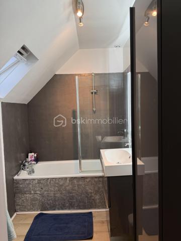 Découvrez cette belle maison de famille aux volumes généreux,pensée pour partager, recevoir et profiter pleinement de chaque instant ! En plein centre ville de montivilliers avec toutes les commodités . Des l entrée vous serez séduit par ses espaces de vie conviviaux et sa belle luminosité. La maison propose 5 chambres ( dont deux en bas ) avec sdd  wc et dressing. 1 er étage 3 chambres sdb wc rangements . Le cœur de la maison s articule autour d un séjour salon très chaleureux avec son poêle à bois ,sa cuisine ouverte équipée et aménagée. À l extérieur une grande terrasse en bois exposée plein sud sans vis à vis vous invite à profiter des beaux jours. Son jardin arboré avec vue dégagée. Un sous sol complet ( deux voitures atelier salle de sport ou jeux lingerie) vient compléter l ensemble  . Une maison généreuse et conviviale pour famille à la recherche d espace et confort en plein centre de montivilliers. À découvrir sans tarder ! 💐