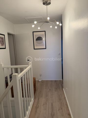 Découvrez cette belle maison de famille aux volumes généreux,pensée pour partager, recevoir et profiter pleinement de chaque instant ! En plein centre ville de montivilliers avec toutes les commodités . Des l entrée vous serez séduit par ses espaces de vie conviviaux et sa belle luminosité. La maison propose 5 chambres ( dont deux en bas ) avec sdd  wc et dressing. 1 er étage 3 chambres sdb wc rangements . Le cœur de la maison s articule autour d un séjour salon très chaleureux avec son poêle à bois ,sa cuisine ouverte équipée et aménagée. À l extérieur une grande terrasse en bois exposée plein sud sans vis à vis vous invite à profiter des beaux jours. Son jardin arboré avec vue dégagée. Un sous sol complet ( deux voitures atelier salle de sport ou jeux lingerie) vient compléter l ensemble  . Une maison généreuse et conviviale pour famille à la recherche d espace et confort en plein centre de montivilliers. À découvrir sans tarder ! 💐
