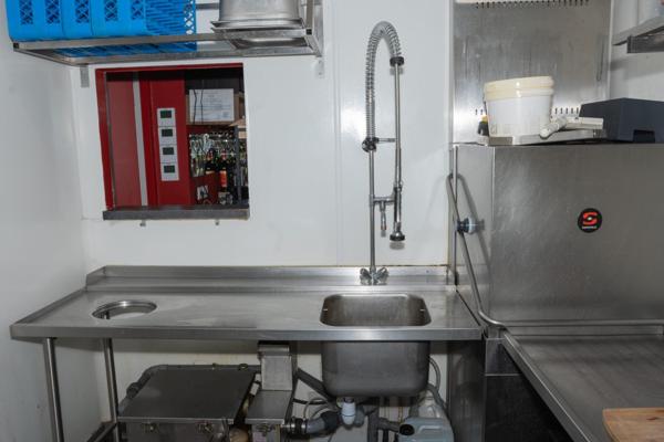 RESTAURANT 140 M2 80 COUVERTS INTERNES + TERRASSE 60 COUVERTS LICENCE IV