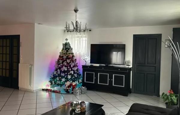 Maison de 125 m2 avec terrain de 12 300 m2, proche commerces, gare TGV et autoroute