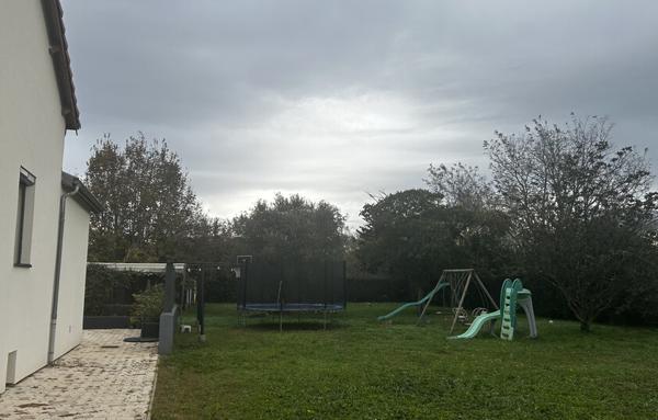 Maison de 125 m2 avec terrain de 12 300 m2, proche commerces, gare TGV et autoroute