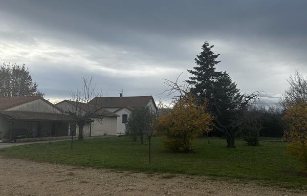 Maison de 125 m2 avec terrain de 12 300 m2, proche commerces, gare TGV et autoroute