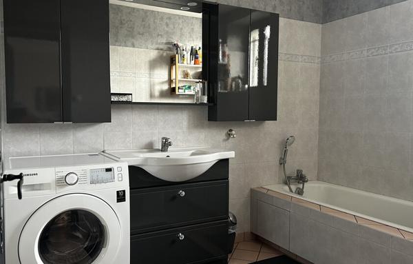 Maison de 125 m2 avec terrain de 12 300 m2, proche commerces, gare TGV et autoroute