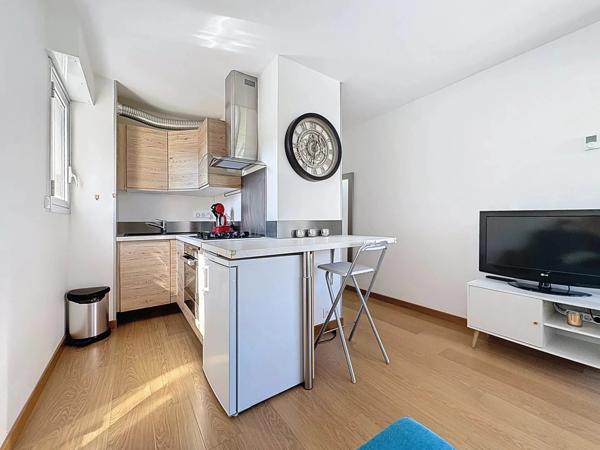 RARE - Antibes - Studio en Dernier étage.