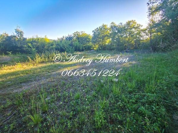 EXCLUSIVITE, PIERREVERT, ensemble immobilier composé d'un ENTREPOT + TERRAIN CONSTRUCTIBLE de 4000 m²