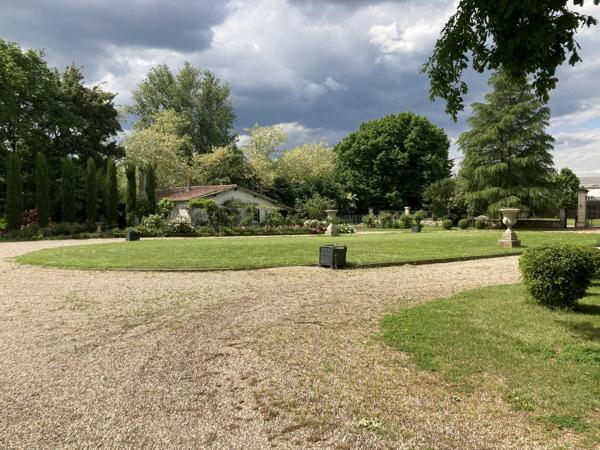 Château Classé de 1840 avec Dépendance et Installations Équestres sur 5,11 ha