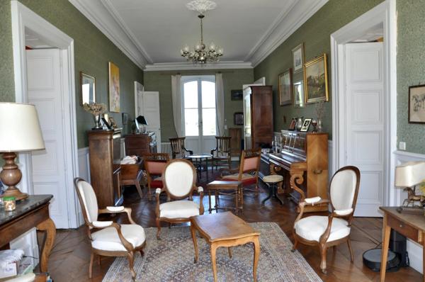Château Classé de 1840 avec Dépendance et Installations Équestres sur 5,11 ha