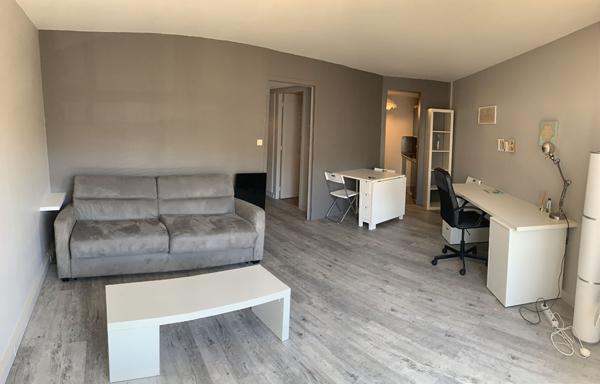 A louer -Centre Ville - Idéalement situé, quai de Versailles, joli T1 Bis meublé dans copropriété avec ascenseur. Place de parking en sous sol.