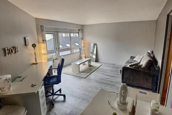 A louer -Centre Ville - Idéalement situé, quai de Versailles, joli T1 Bis meublé dans copropriété avec ascenseur. Place de parking en sous sol.