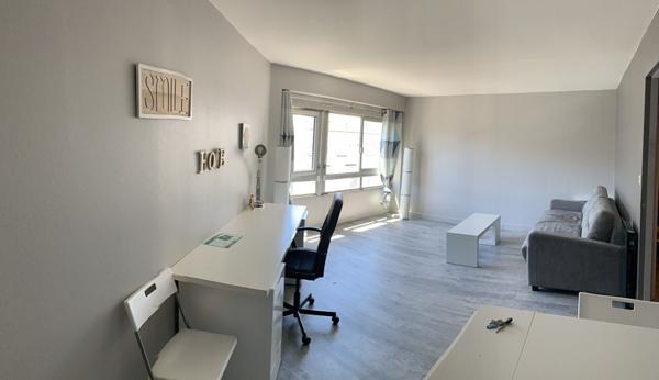 A louer -Centre Ville - Idéalement situé, quai de Versailles, joli T1 Bis meublé dans copropriété avec ascenseur. Place de parking en sous sol.