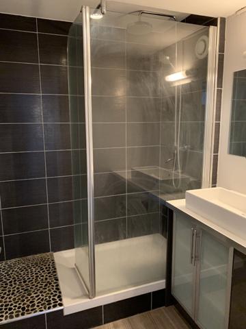 A louer -Centre Ville - Idéalement situé, quai de Versailles, joli T1 Bis meublé dans copropriété avec ascenseur. Place de parking en sous sol.