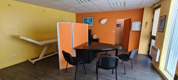 A vendre 3 pièces CHALAIS (16) Local/Bureau avec 1 chambre, 79,50 m²